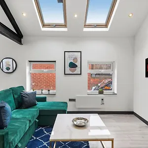 New York Living In Yorkshire - Sleeps 4 Apartment